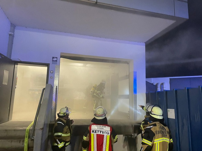 FW-E: Container brennt vor Warenannahme eines Supermarktes - Feuerwehr verhindert Brandausbreitung auf das Gebäude