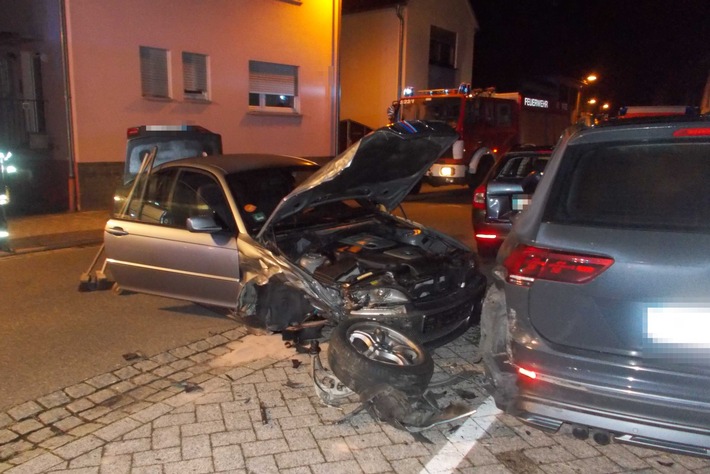 POL-PDNW: Überhöhte Geschwindigkeit - Fahrer kommt von Straße ab und fährt in geparkte Pkw