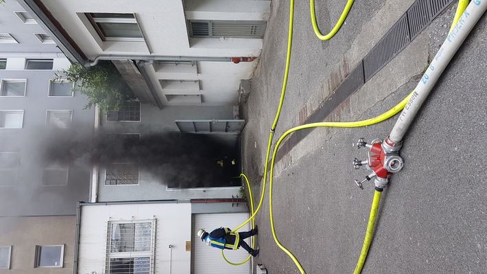 FW-E: Feuer im Keller eins Wohn- und Geschäftshauses - keine verletzten Personen