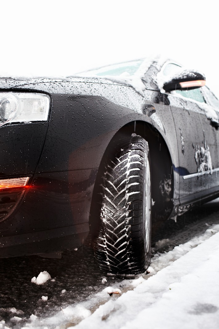 Rutschfeste Winterschuhe für das Auto / Fehlende Winterreifen können in der Kfz-Versicherung eine Rolle spielen