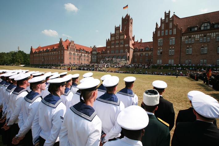 Vereidigung der Offizieranwärter an der Marineschule Mürwik | Presseportal