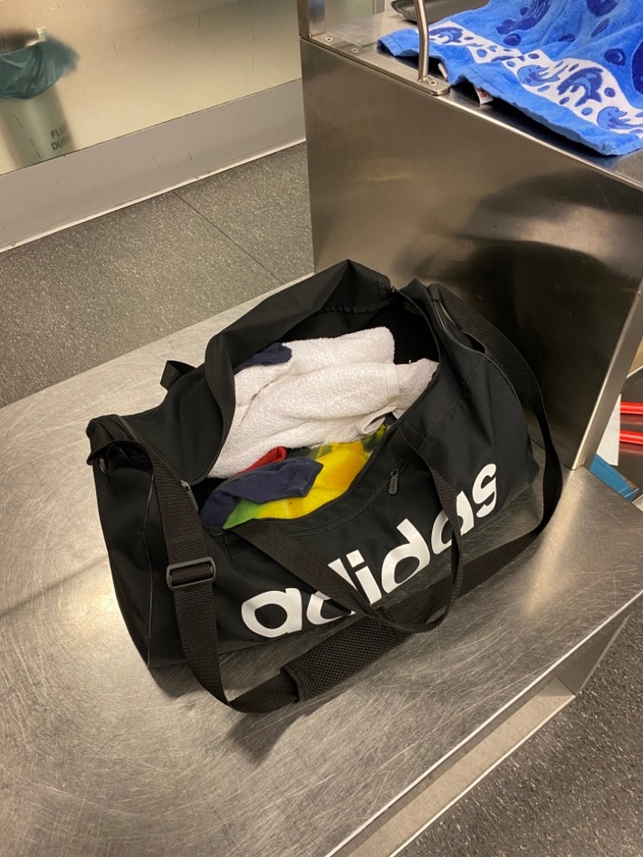 HZA-D: Vogelküken im Handgepäck / Zoll am Düsseldorfer Flughafen findet acht Weißohrbülbüls versteckt zwischen Wäsche im Handgepäck
