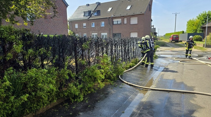 FFW Schwalmtal: Heckenbrand greift auf Holzzaun über - Feuerwehr verhindert Ausbreitung