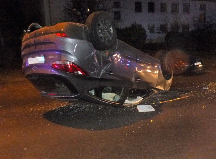 POL-KS: Auto überschlägt sich auf Lilienthalstraße: Fahrerin schwer verletzt