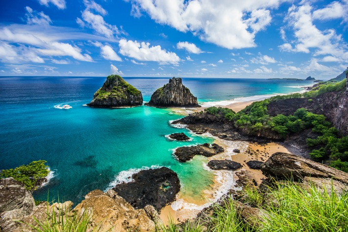 Pigs Bay und Two Brothers Hill in Fernando de Noronha. Photo by Shutterstock - Andre Maceira.jpg