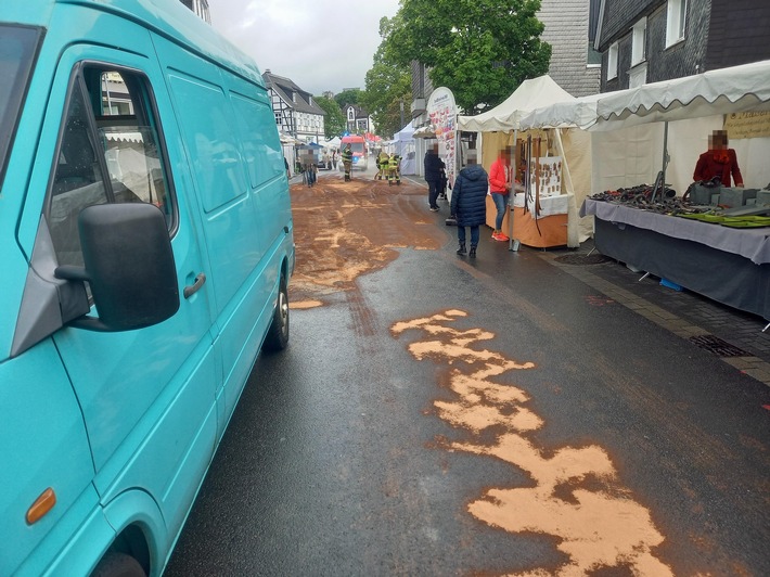 FW-EN: Ölspur während des Kunst- und Designmarktes in der Herdecker Innenstadt sorgt für Feuerwehreinsatz