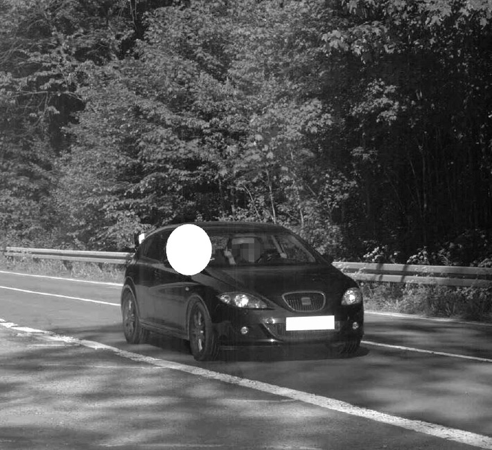 POL-MK: Radarkontrolle: Autofahrerin zeigt Mittelfinger, Beifahrer hält Bierdose aus dem Fenster