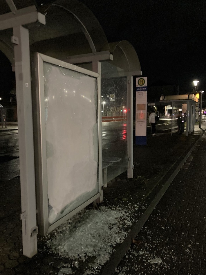 POL-DN: Bushaltestelle mit Gullideckel beworfen