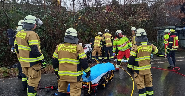 FW-EN: Schwerer Verkehrsunfall mit eingeklemmter Person auf der Wittener Landstraße - 64- jährige wurde schonend aus dem Fahrzeug gerettet
