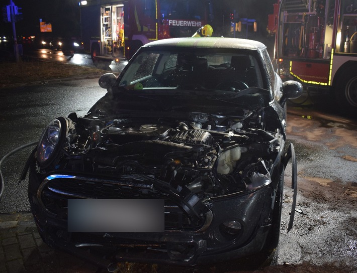 POL-HF: Mini Cooper fährt ungebremst in Nissan - 22-jähriger Herforder schwer verletzt