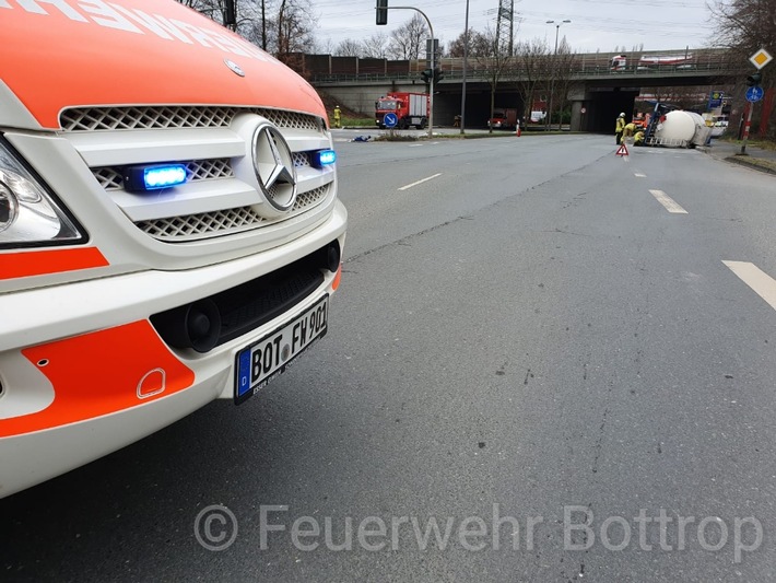 FW-BOT: LKW verliert Gefahrstofftank