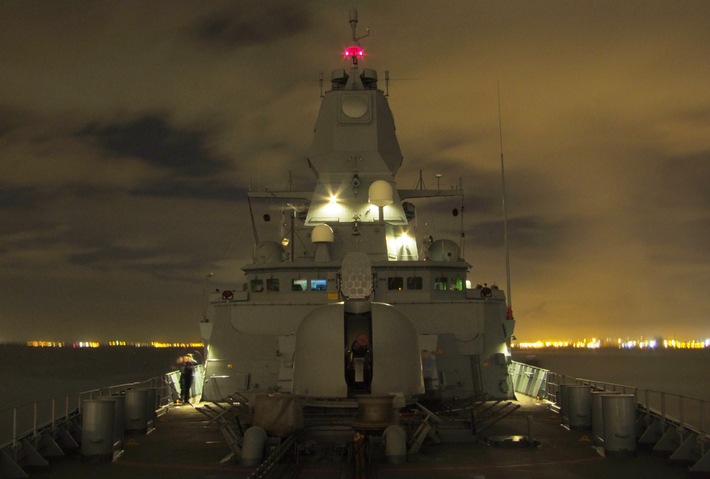 Deutsche Marine - Bild der Woche: &quot;Sachsen&quot;: Nachtwache in Portugal