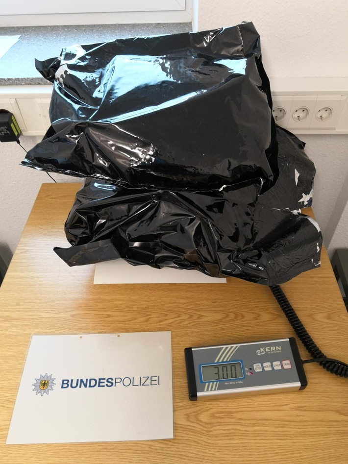 BPOL NRW: Fahndungserfolg der Bundespolizei; 34-Jähriger Niederländer mit drei Kilogramm Marihuana auf der A 61 bei Mönchengladbach festgenommen