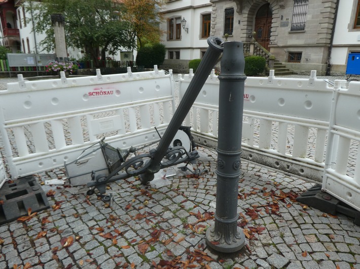 POL-FR: Schönau: Gusseiserne Straßenlaterne beschädigt - Polizei sucht Zeugen