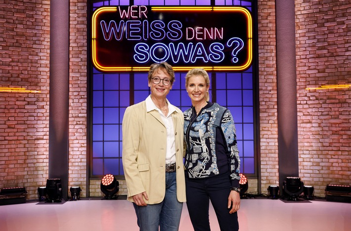 Hoch zu Ross: Die Olympiasiegerinnen Jessica von Bredow-Werndl / und Isabell Werth bei &quot;Wer weiß denn sowas?&quot; - Das Wissensquiz vom / 21. bis 25. Oktober 2024, um 18:00 Uhr im Ersten