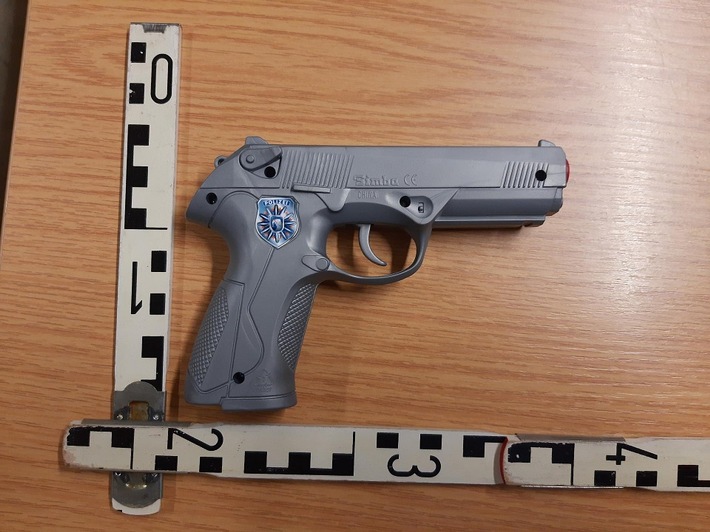 BPOL NRW: Zugbegleiter mit Spielzeugwaffe bedroht - Bundespolizei ermittelt