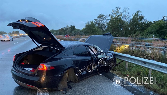 POL-PDNW: Polizeiautobahnstation Ruchheim - Verkehrsunfall mit E-Auto