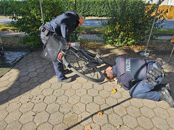 POL-DA: Erzhausen: 36 Fahrräder im Rahmen des Blaulichttags codiert