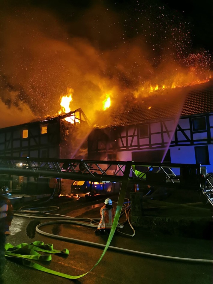 POL-GÖ: (60/2020) Feuer in Löwenhagen - Zwei Fachwerkhäuser unbewohnbar, PKW komplett ausgebrannt
