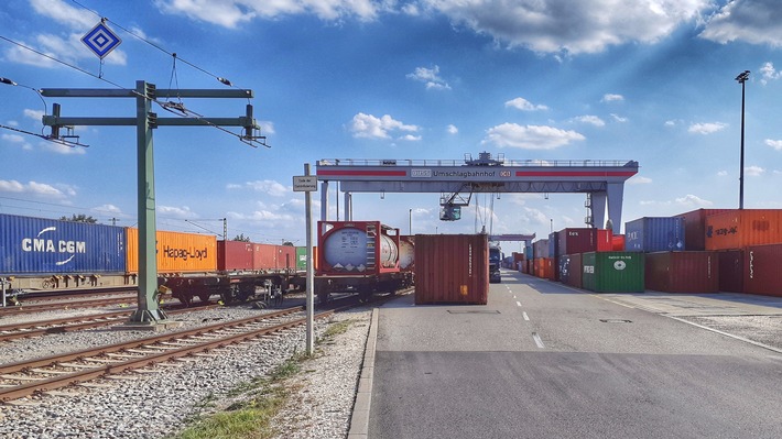 Von der Straße auf die Schiene: Ausbau des Umschlagbahnhofs Ulm-Dornstadt verdoppelt Ladekapazitäten