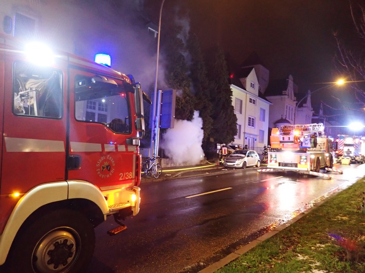 FW-E: Rauchmelder rettet 29-jährigen das Leben, Souterrainwohnung im Vollbrand - keine Verletzten