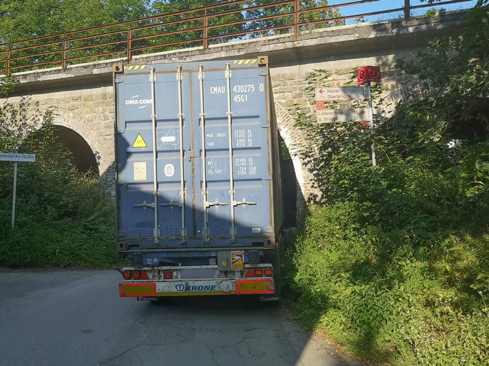POL-MK: Holzlaster "in der Klemme"