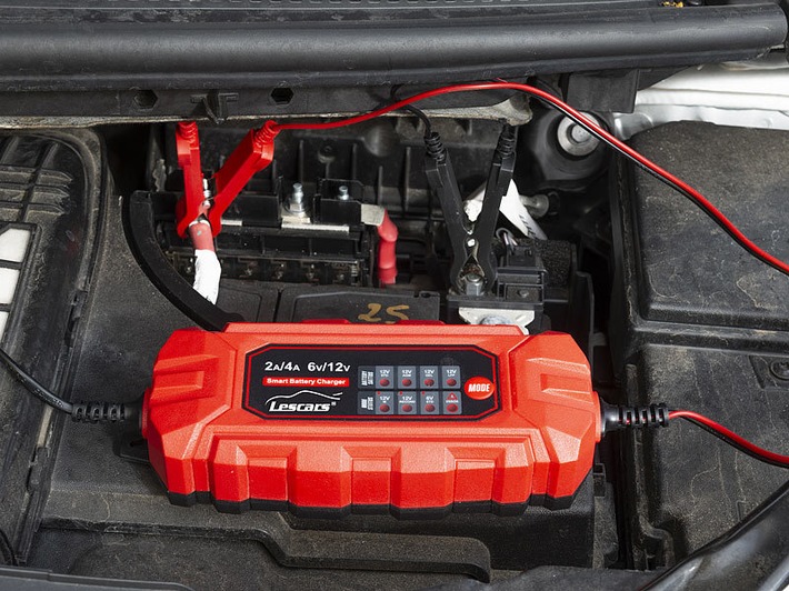 Lescars Intelligentes KFZ-Ladegerät für 6V/12V, LiFePO-kompatibel (3A), BMS: Die Fahrzeug-Batterie retten und den Ladestand erhalten