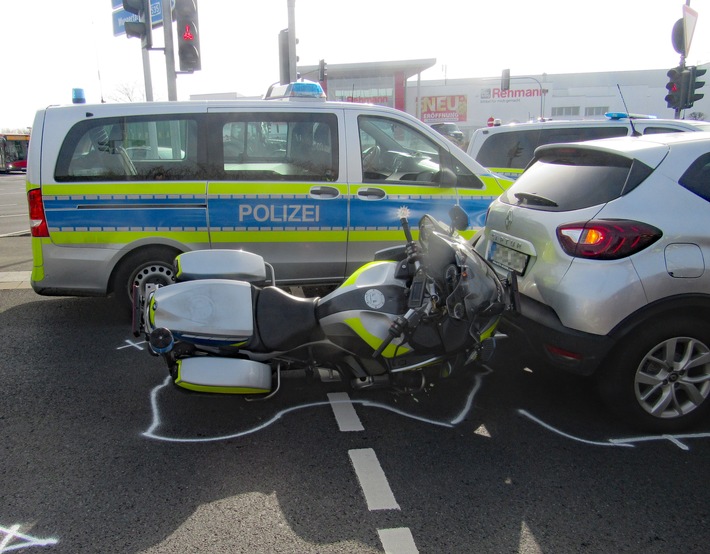 POL-ME: Motorradpolizist bei Verkehrsunfall verletzt - Velbert - 2103024