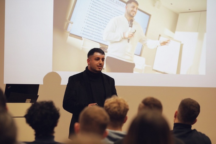 Hakan Ersu als Speaker auf einem Business-Event / Weiterer Text über ots und www.presseportal.de/nr/182144 / Die Verwendung dieses Bildes für redaktionelle Zwecke ist unter Beachtung aller mitgeteilten Nutzungsbedingungen zulässig und dann auch honorarfrei. Veröffentlichung ausschließlich mit Bildrechte-Hinweis.