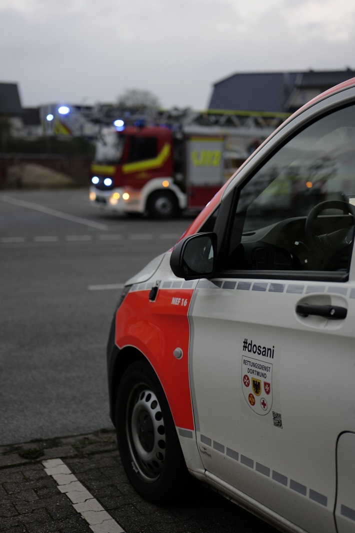 FW-DO: Adventskranz gerät in Brand - Ausbreitung verhindert