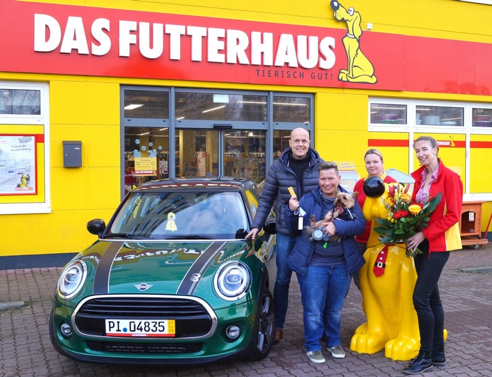 Schwerinerin gewinnt mit ihrem Glückslos einen MINI Cooper