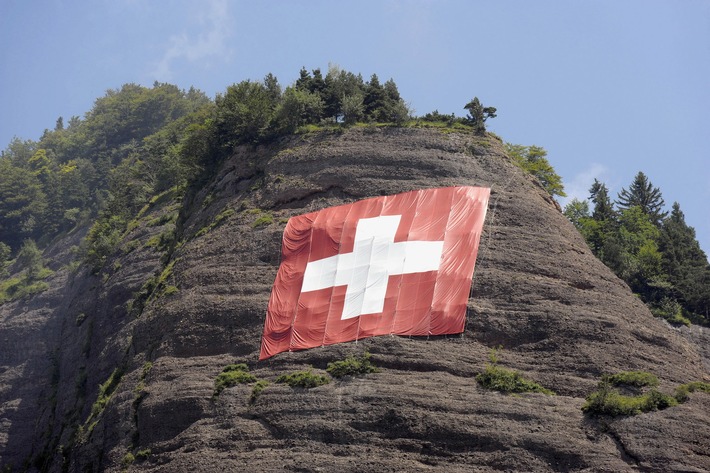 Grösste Schweizerfahne der Welt über der Rigi