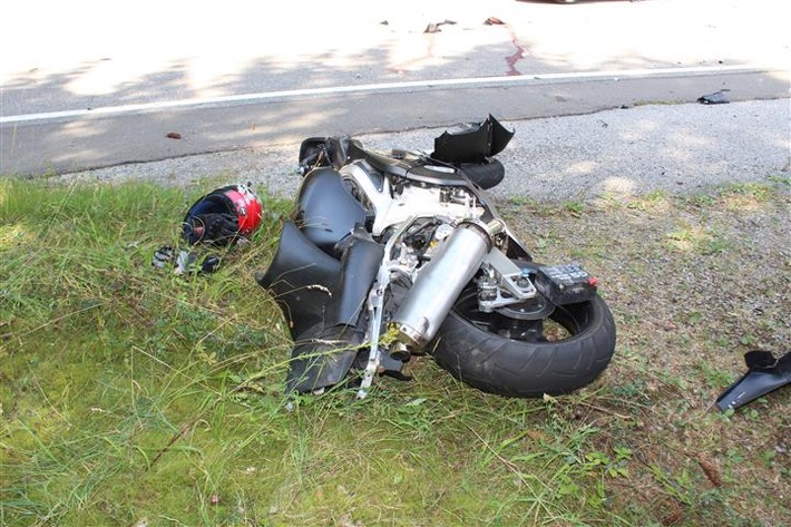 POL-PDKL: Schwerer Verkehrsunfall - Motorradfahrer verstorben