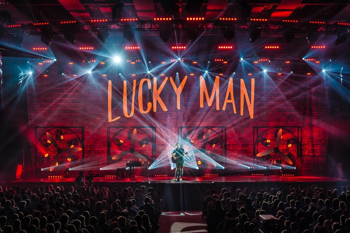 Selbstfindungstrip mit Luke: SAT.1 zeigt das zweite Live-Programm "Lucky Man" von Luke Mockridge am 6. April erstmals im TV