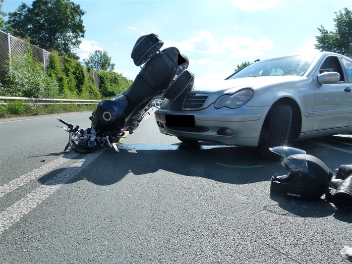 POL-MI: PKW-Fahrer wendet auf Bundesstraße und kollidiert mit Biker