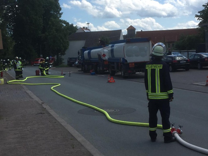 FW Borgentreich: Gefahrguteinsatz für die Feuerwehr Borgentreich. 300-400 Liter Kraftstoff (E10) gelangen bei Tankarbeiten in die Kanalisation.