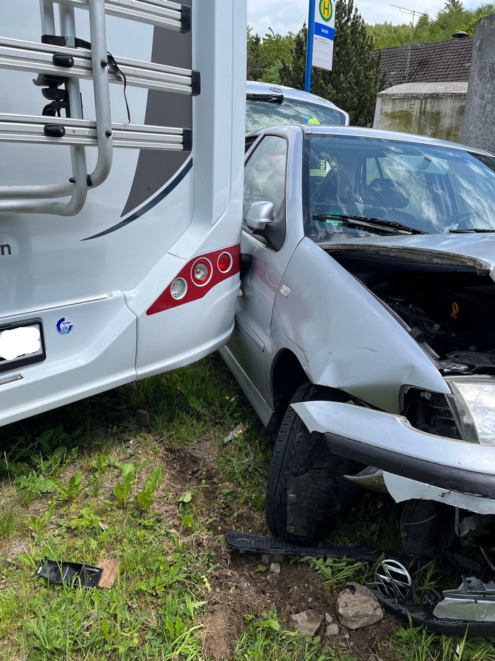 POL-GM: Auto kracht gegen Wohnwagen und Wohnmobil