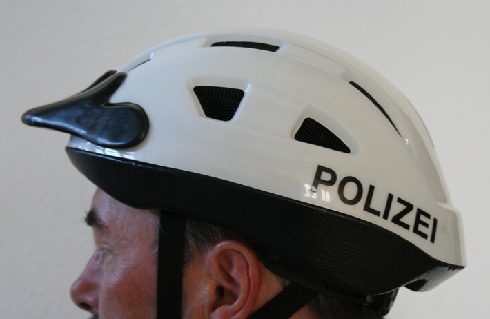 POL-HM: Pkw-Tür trifft Fahrradlenker / Radfahrer ohne Helm