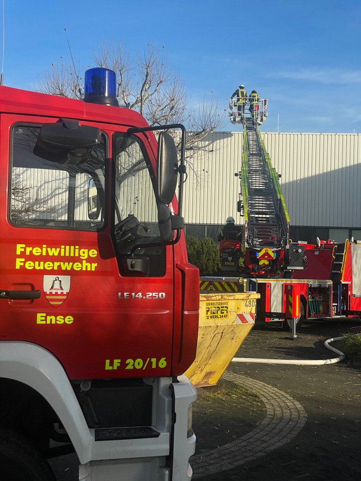 FW Ense: brennende Absauganlage in Industriebetrieb verursacht starke Rauchentwicklung