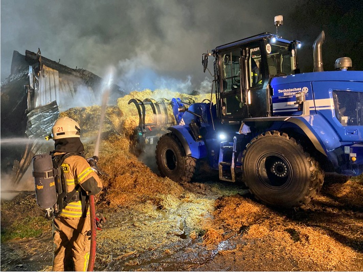 THW HH MV SH: THW unterstützt Löscharbeiten bei Scheunenbrand in Lübeck mit schwerem Gerät