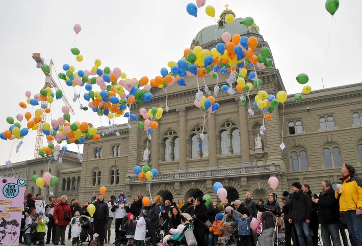 Pro Juventute will die 18-35-Jährigen an die Urne bringen - Auf dem Bundesplatz fordern Eltern und Kindern mit Hunderten von Ballonen ein &#039;Ja zur Familie&#039; (BILD)