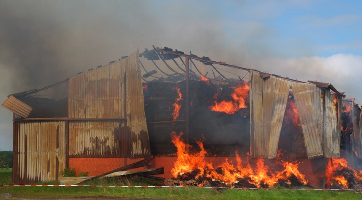 POL-DN: Erheblicher Sachschaden durch Brand einer Feldscheune