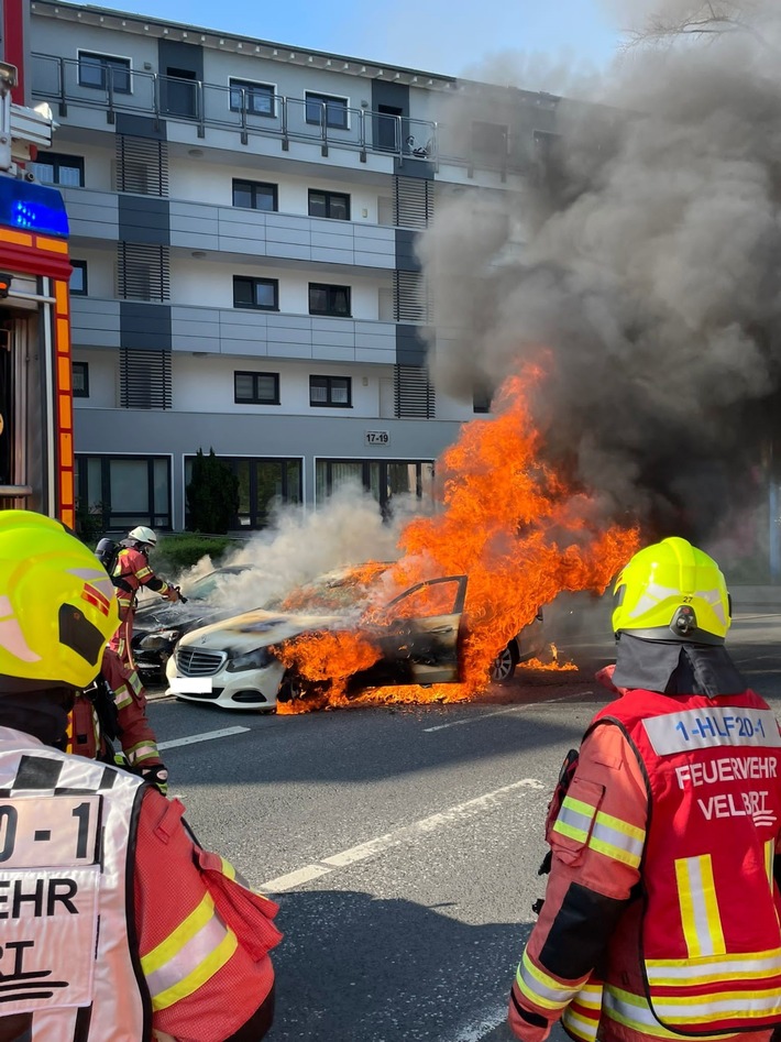 POL-ME: Taxi aufgrund eines technischen Defekts ausgebrannt - Velbert - 2204116