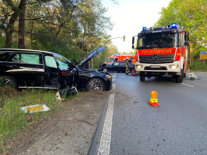 FW Norderstedt: Schleswig-Holstein-Straße - Vollsperrung nach Verkehrsunfall