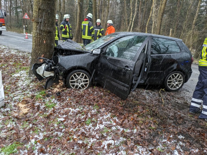 FFW Schiffdorf: Pkw prallt gegen Baum - Fahrer verletzt