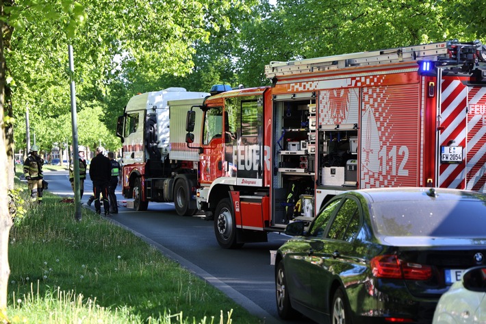 FW-E: Person von Lkw erfasst