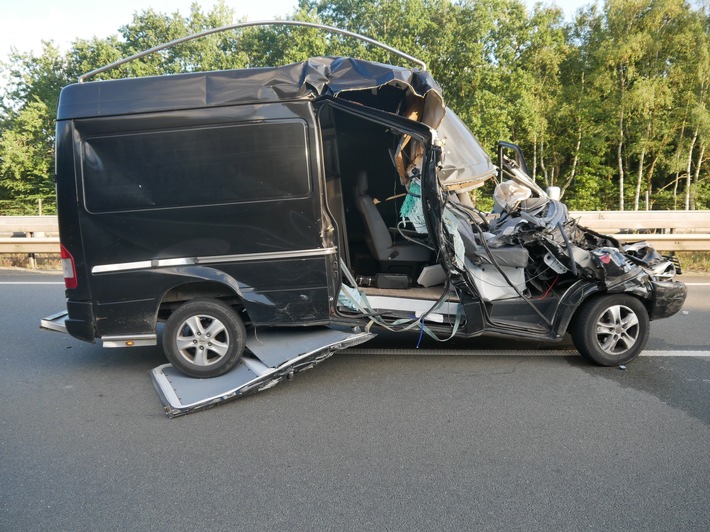 POL-ROW: ++ Am Seniorenheim - Randalierer beschäftigt Zevener Polizei ++ Unfallflucht auf dem Parkplatz - Unbekannte Frau fährt davon ++ Einbruch in Jugendzentrum ++