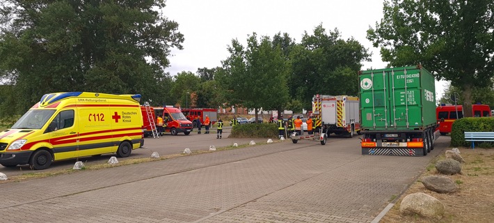 FW Lüchow-Dannenberg: Kanu kentert auf Elbe +++ Ein Mann rettet sich ans Ufer +++ Großaufgebot an Einsatzkräften sucht über Stunden vermisste Person