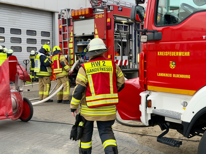 FW-OLL: Austritt von Salzsäure in Industriebetrieb - Feuerwehr unterbindet Gefahrensituation in