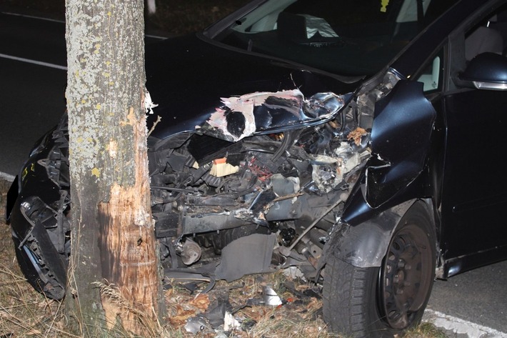 POL-MI: Alkoholisierter Autofahrer prallt gegen Baum